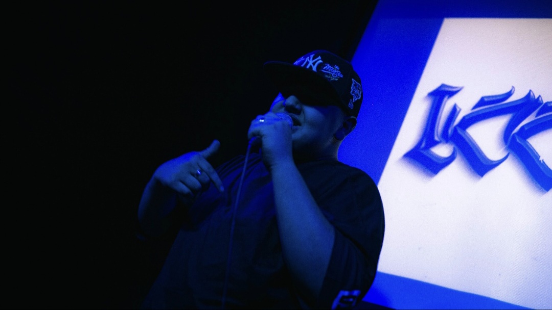 Octaa cantando en vivo durante un show
